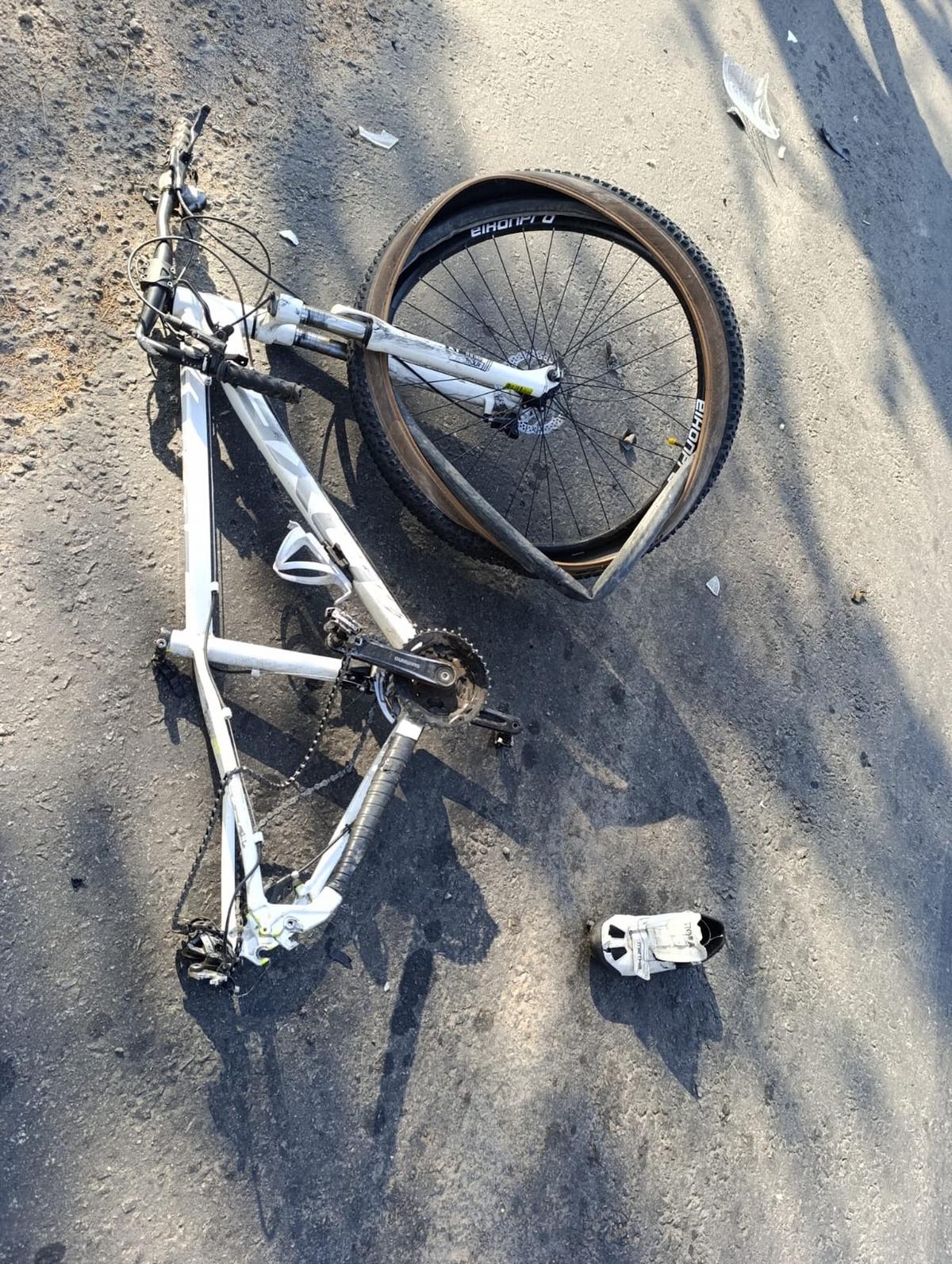 FOTO: Un ciclista murió tras ser arrollado por una camionera en Parque Don Bosco