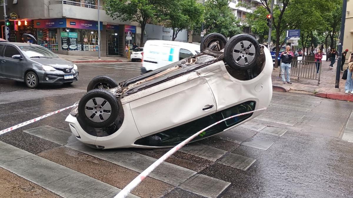 Choque y vuelco en pleno centro de Córdoba. (Foto: Gonzalo Carrasquera/Cadena 3)