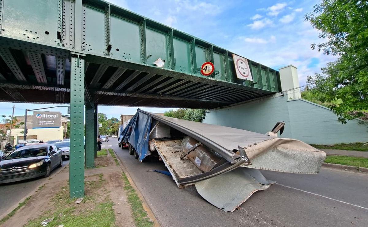 Rosario: un camión de indumentaria quedó atravesado bajo el puente en Sorrento y Sabin.
