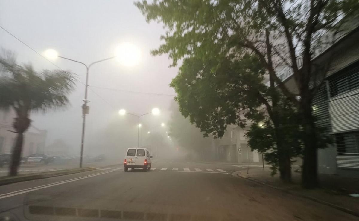 La ciudad comenzó la jornada con visibilidad prácticamente nula.