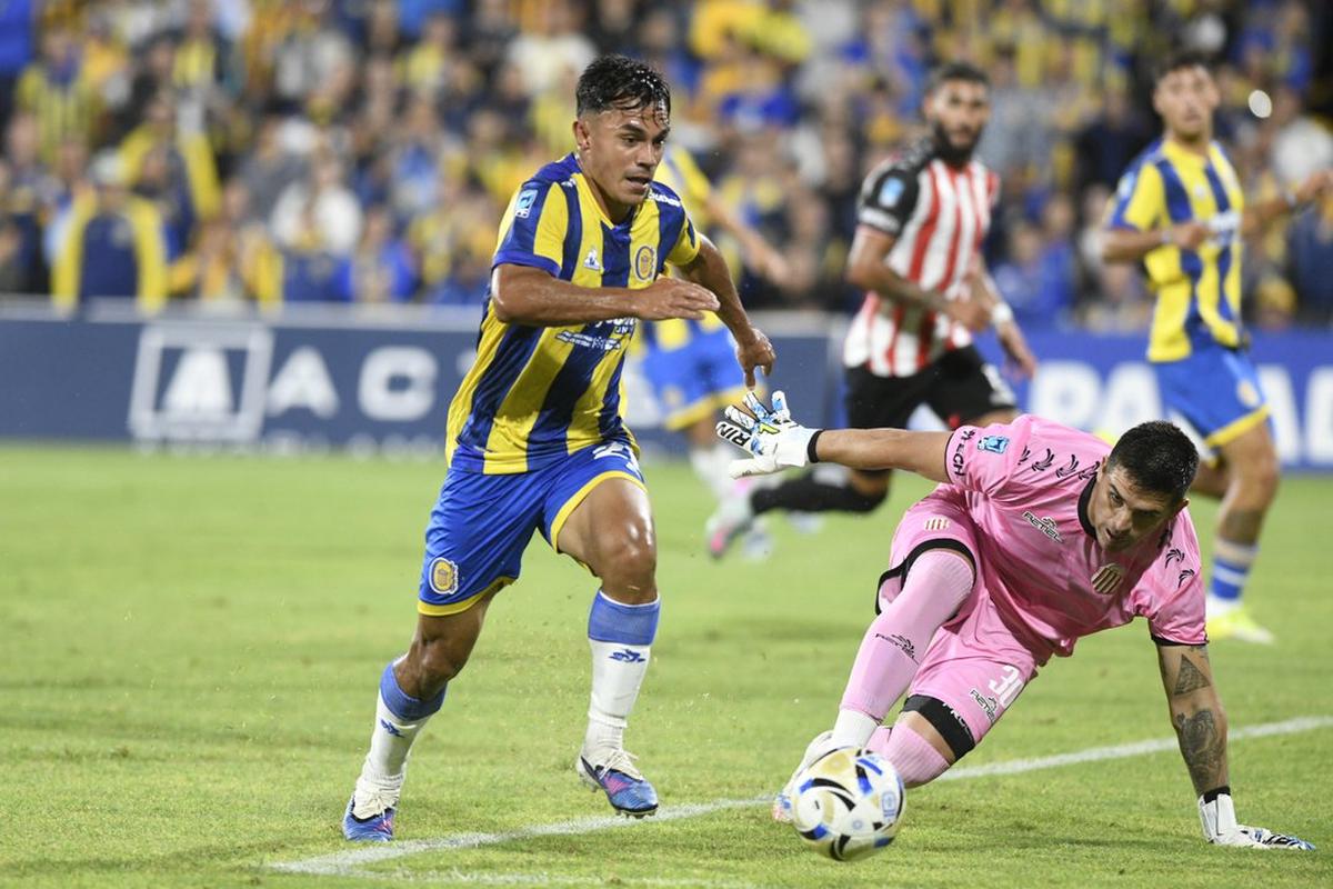Vicente Pizarro encara durante el triunfo de Rosario Central.