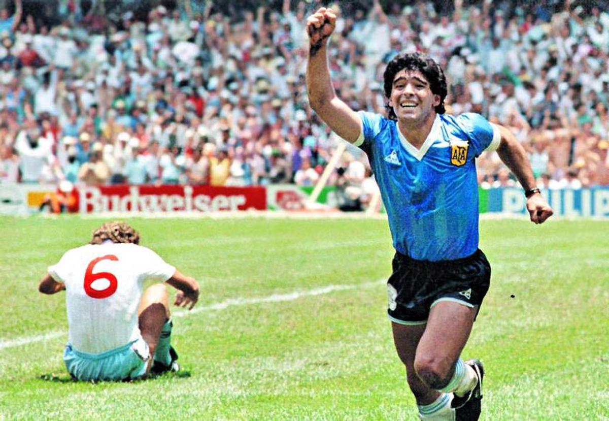 Diego Maradona celebra uno de sus goles a Inglaterra.