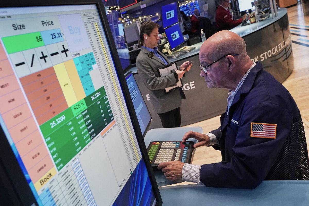 Wall Street se mantiene estable antes del informe del martes sobre el empleo