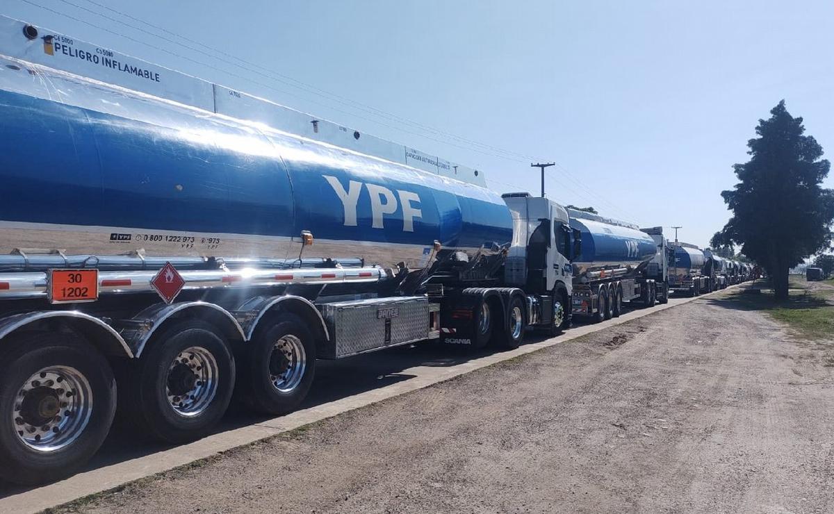 FOTO: Camioneros esperan para entrar a la planta de YPF. (Fernando Barrionuevo/Cadena 3)