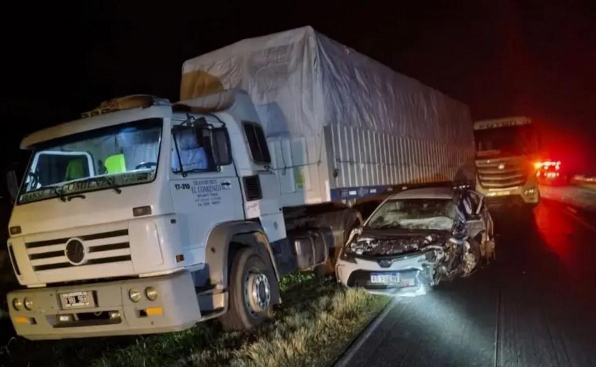 Una mujer murió y otras diez personas resultaron heridas tras triple choque.