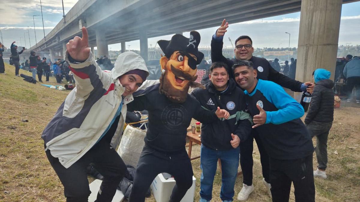 Fanáticos del Pirata, en las inmediaciones del Kempes.