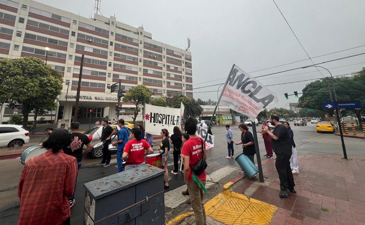 FOTO: Movilización de trabajadores de Salud en Córdoba. (Foto: Daniel Cáceres/Cadena 3)