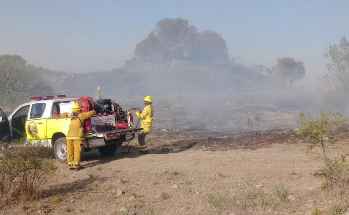 FOTO: Bomberos trabajan en un incendio en San Clemente: el fuego está contenido.