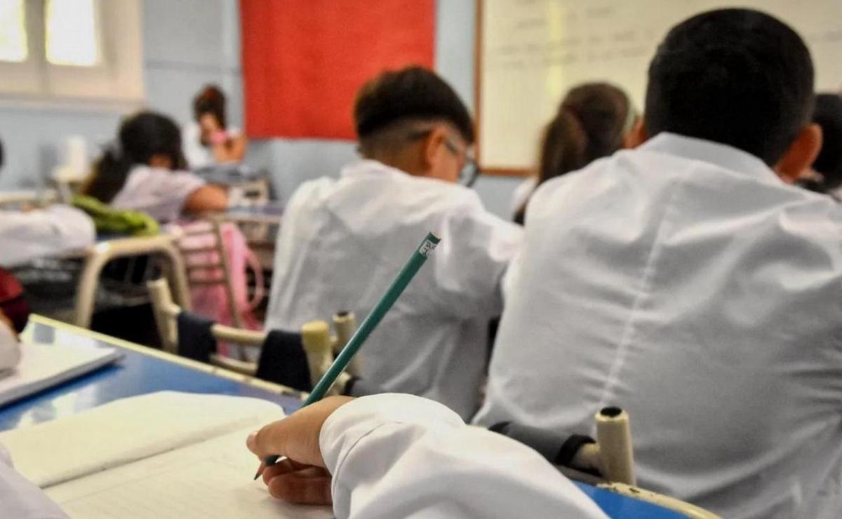 El gremio docente analiza la oferta del gobierno y los médicos la rechazaron.