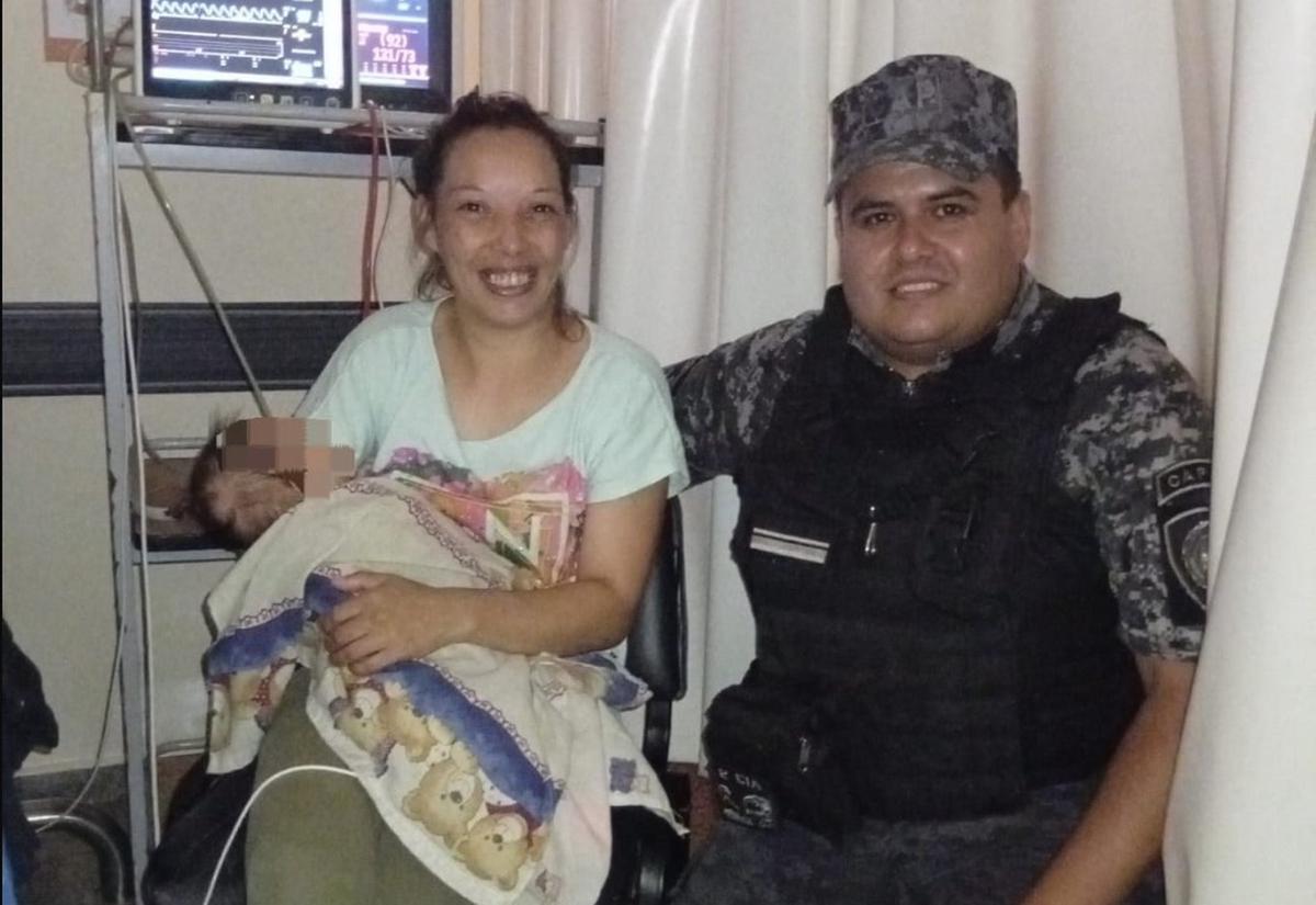 Los uniformados le salvaron la vida al pequeño.