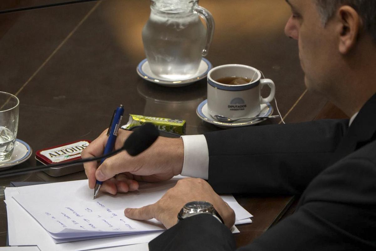 Adorni escribe las preguntas de los diputados. (Foto: NA)