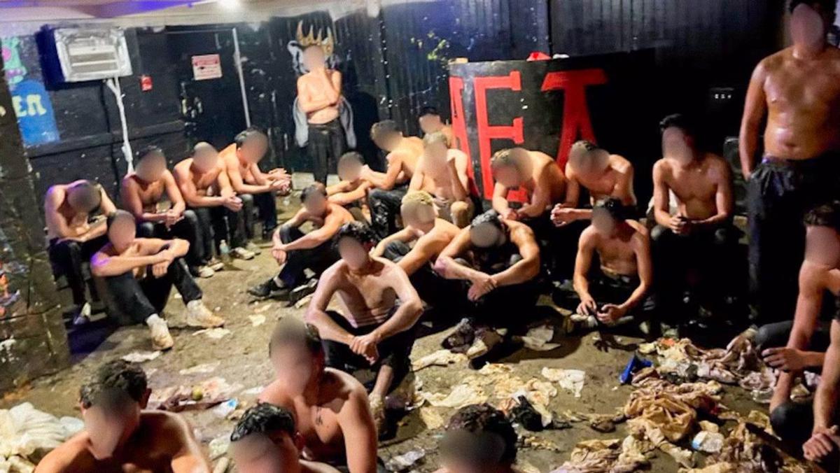 Jóvenes semidesnudos en extraño ritual.