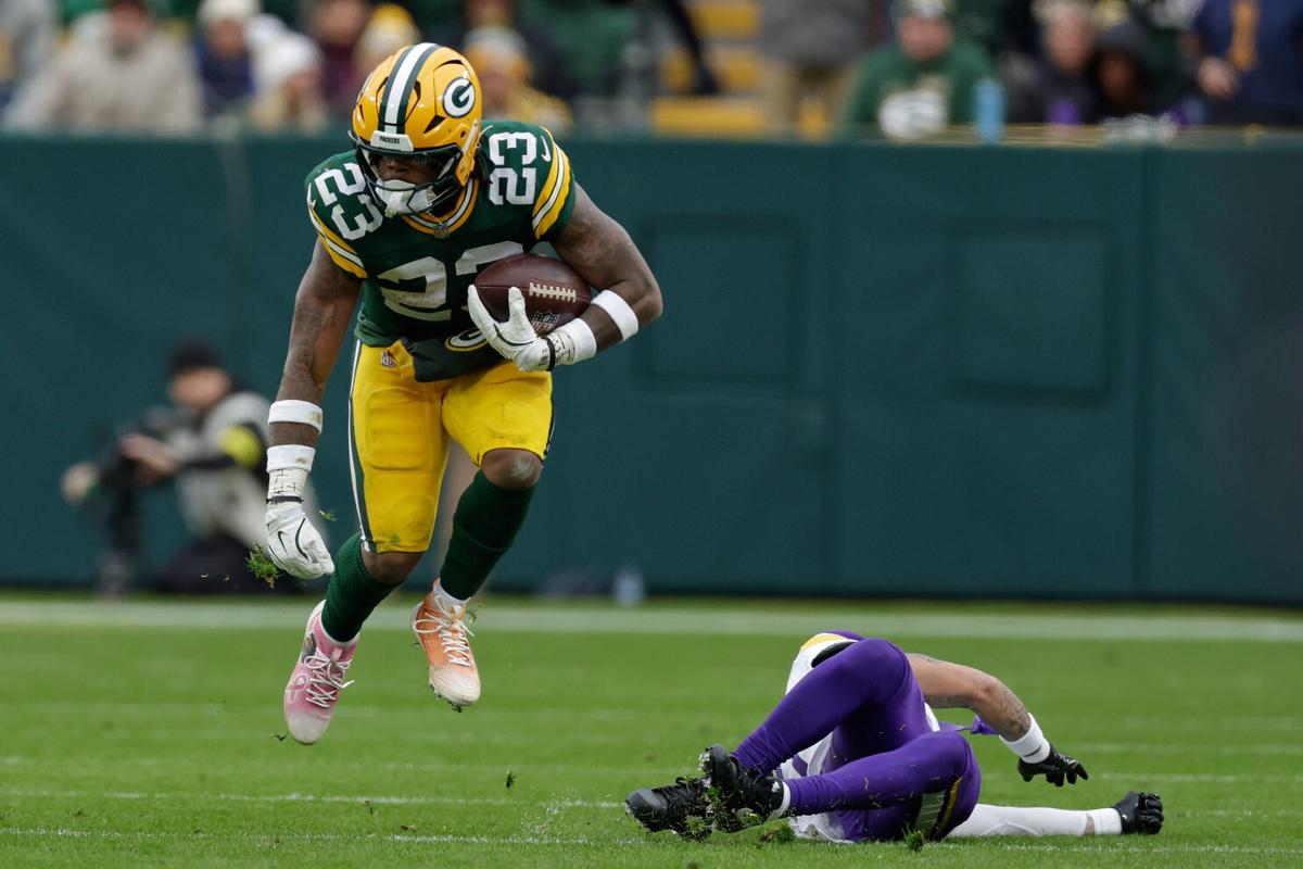 El corredor de los Packers Emanuel Wilson se une a Josh Jacobs en la lista de lesionados