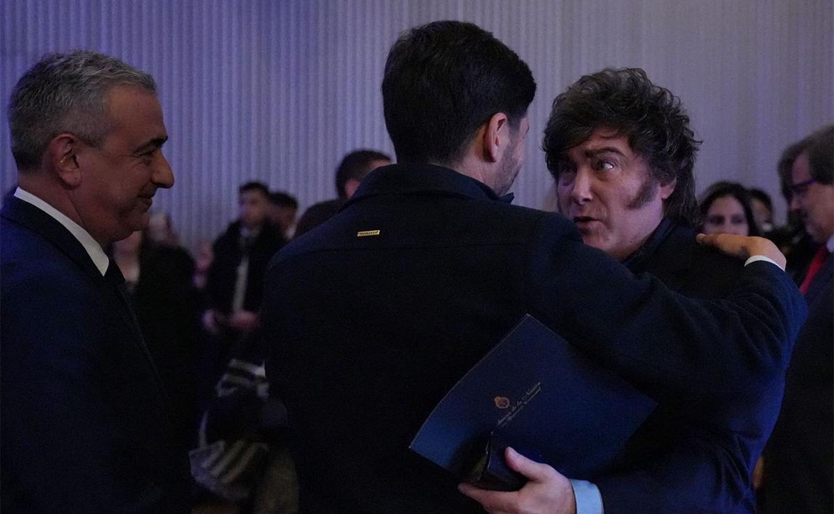 Pullaro cruzó saludos con Milei en la Bolsa de Comercio de Rosario. Javkin mira.
