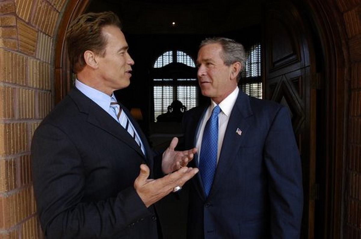 FOTO: Schwarzenegger con George W. Bush, presidente republicano (Wikipedia)