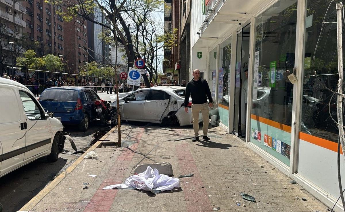 FOTO: Varios heridos tras el choque en Av. Chacabuco. (Foto: Daniel Cáceres/Cadena 3)