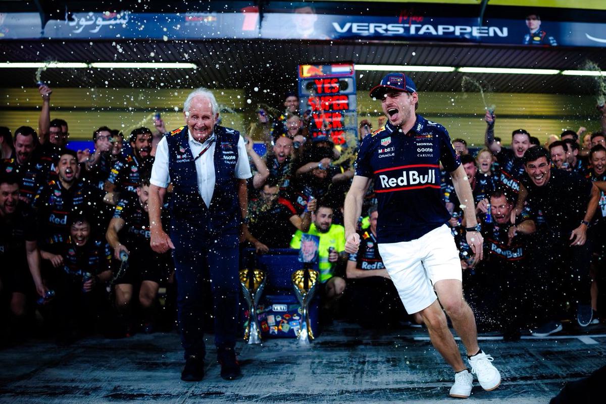 Helmut Marko (izquierda) junto al cuatro veces campeón del mundo, Max Verstappen.