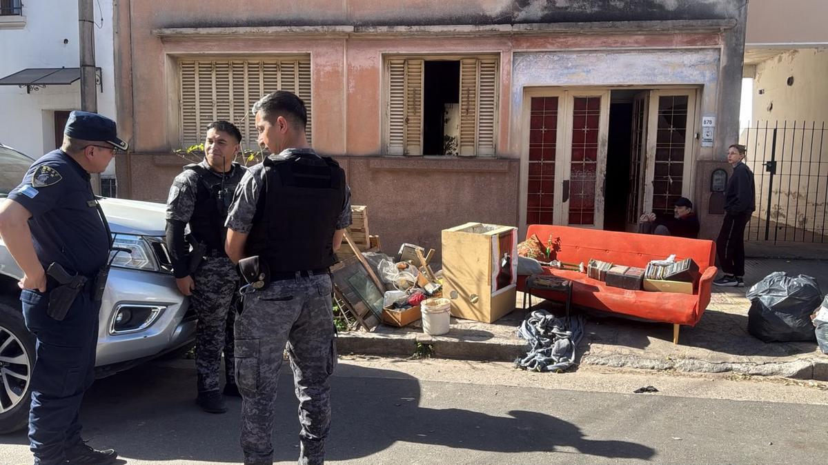 Movimiento en la casa de Barrelier: familiares comenzaron a retirar muebles y limpiar la vivienda.