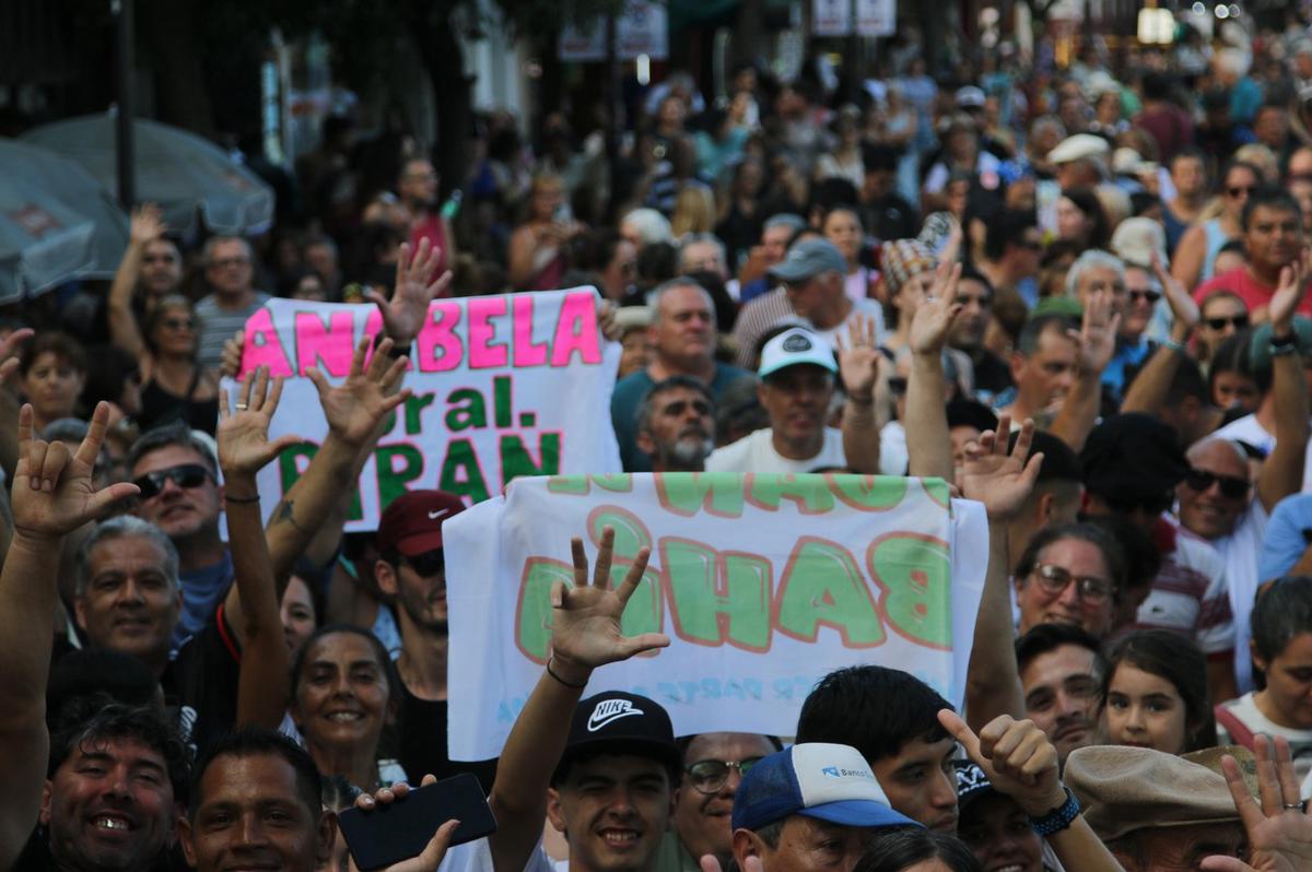 Una multitud en La Peña de La Sole en Cosquín. (Foto: Daniel Cáceres/C3)