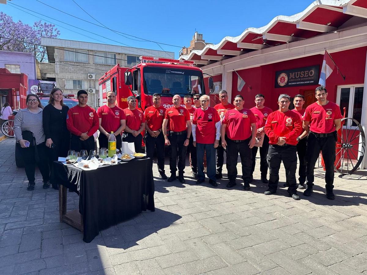 Emotivo homenaje a Antonio Molina: el bombero más longevo cumplió 90 años