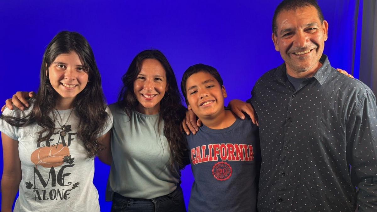 Jazmín, su mamá, su hermano menor y su papá