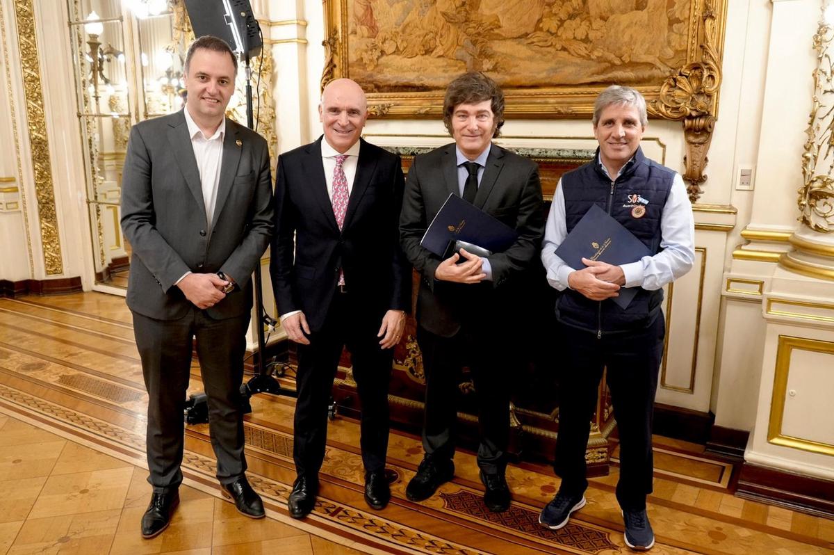 Manuel Adorni, José Luis Espert, Javier Milei y Luis Caputo