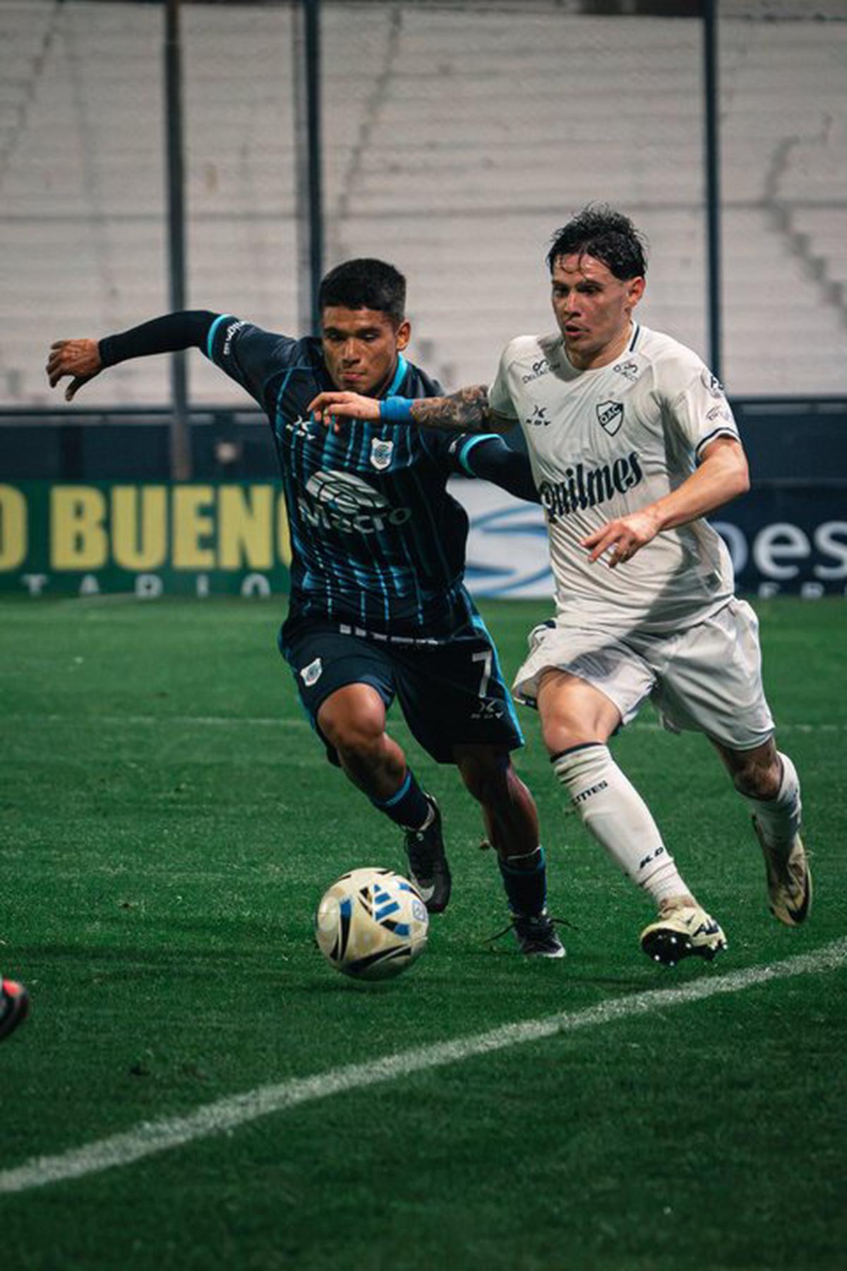 Agustín Bindella encara por izquierda en el triunfo de Quilmes.