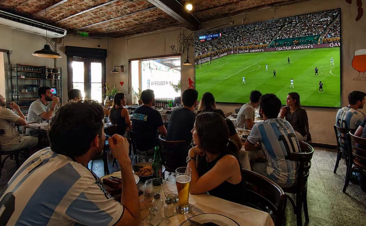 Bares llenos en partidos de Argentina.