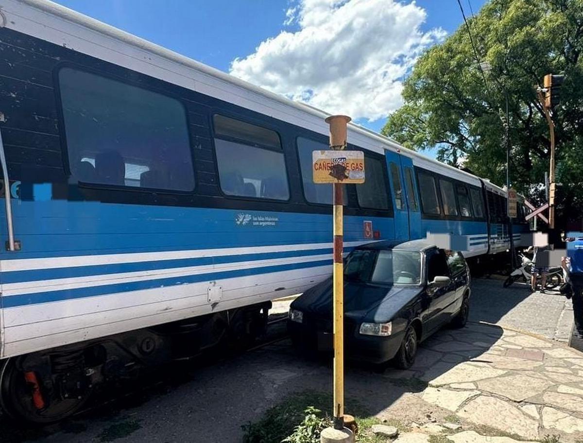 Susto en La Falda: el Tren de las Sierras chocó con un auto que cruzó las vías.