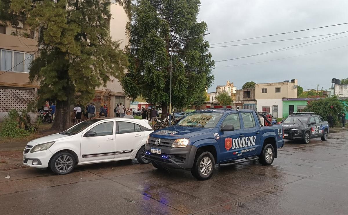 Incendio y rescate en Rosario: evacuaron vecinos de un Fonavi en zona sur.