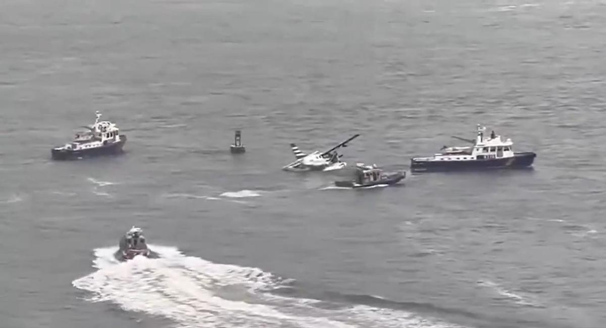 Una avioneta cayó en el East River de Nueva York durante un aterrizaje de emergencia.