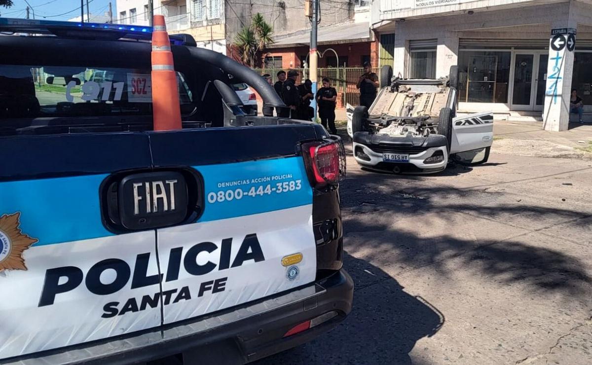 Uno de los autos involucrados acabó dado vuelta.