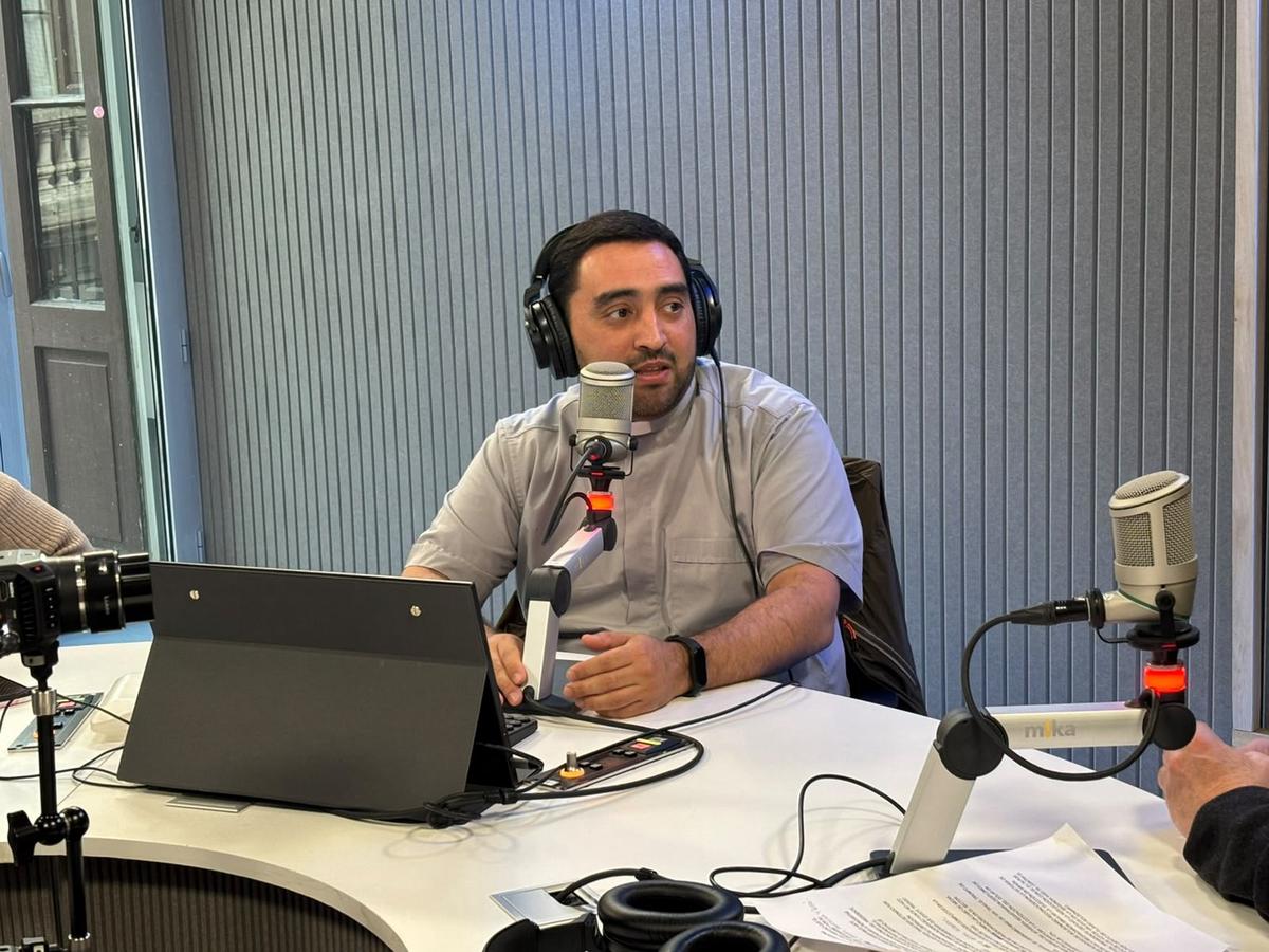 El padre Javier Verdenelli, en los estudios de Cadena 3.