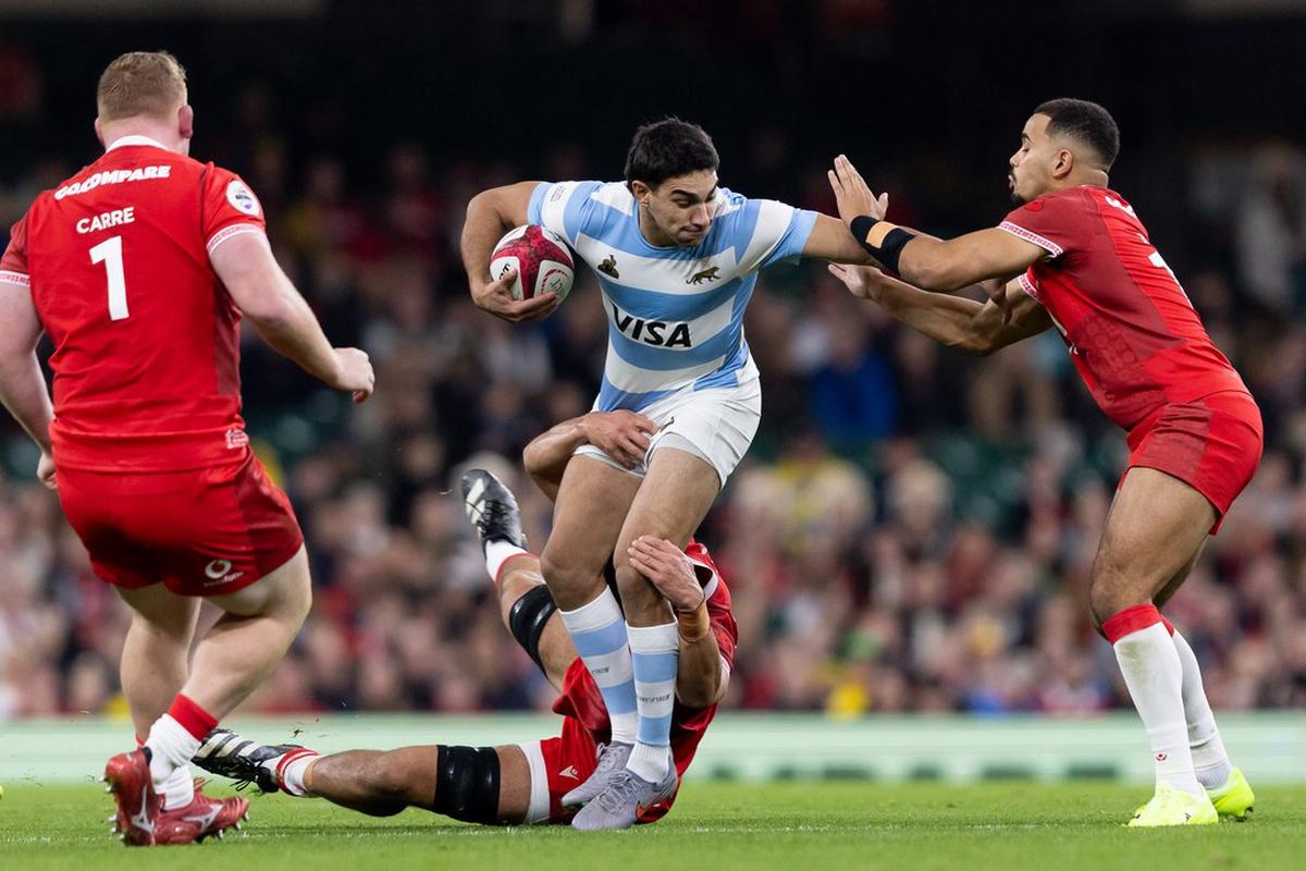 Santiago Carreras ante Gales.