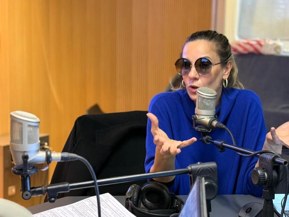 Julieta Cardinali visitó los estudios de Cadena 3.