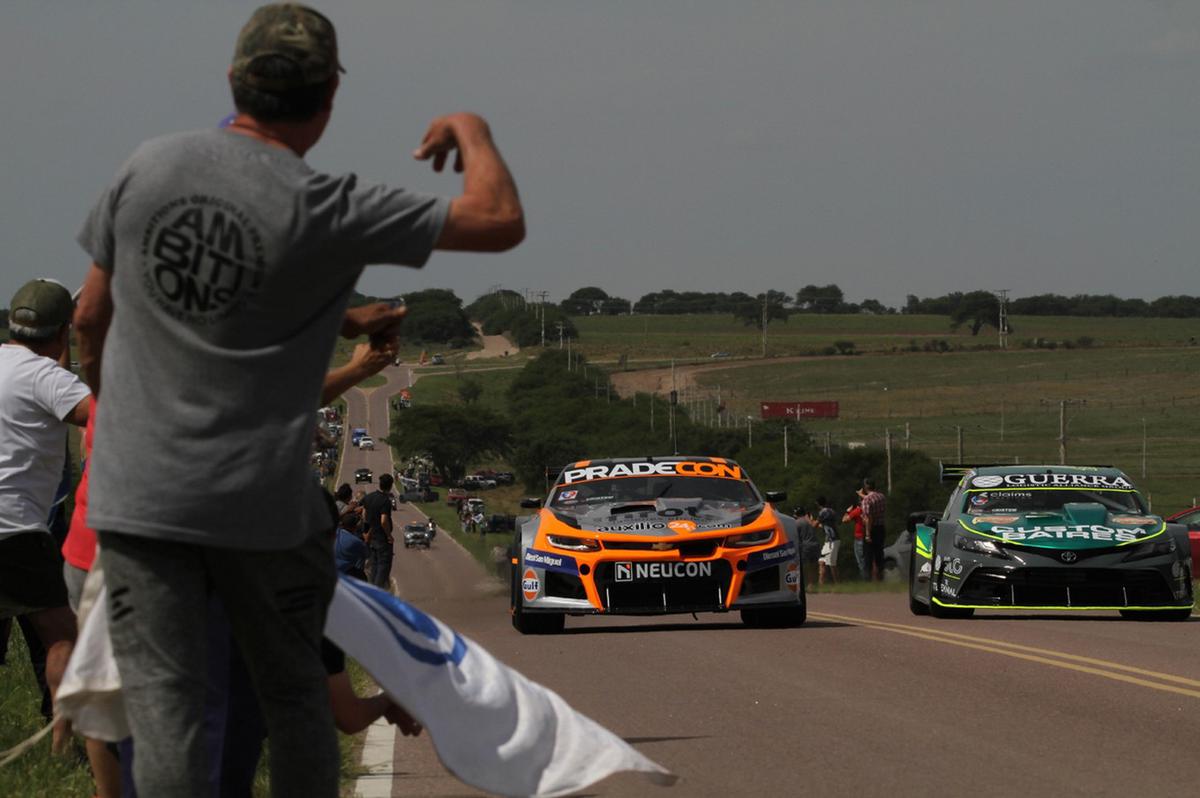 FOTO: Los nuevos coches del TC salieron a la ruta y la gente lo disfrutó