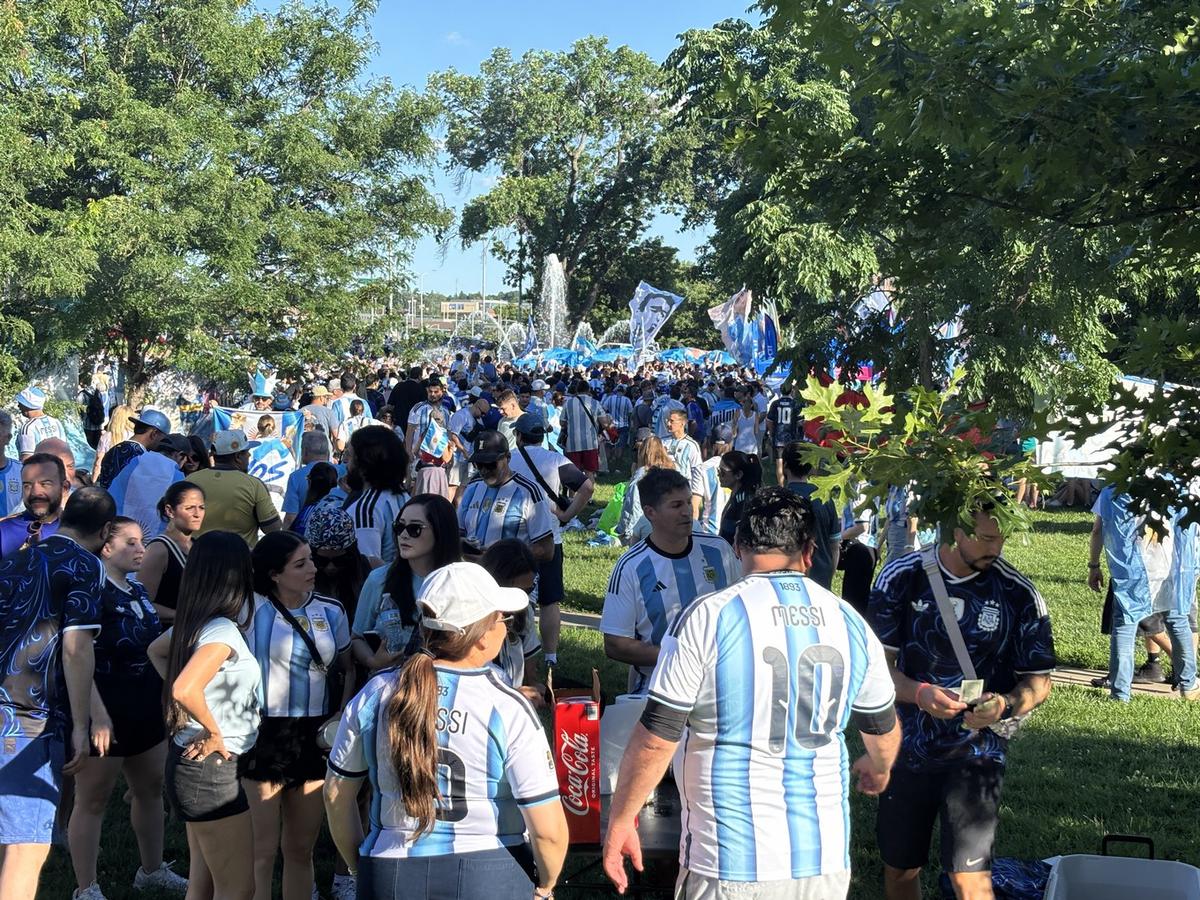 FOTO: El banderazo argentino vistió de albiceleste a Kansas (Foto: Mauricio Coccolo/C3)