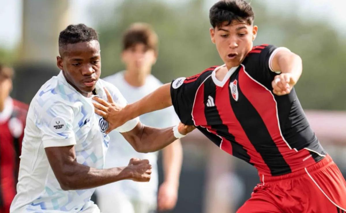 Dos juveniles de River saludaron a su ídolo Messi en plena Messi Cup y el momento explotó en redes