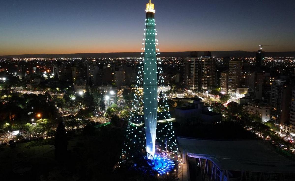 Ya está encendido el árbol de Navidad en Córdoba. (Foto: Daniel Cáceres/Cadena 3)