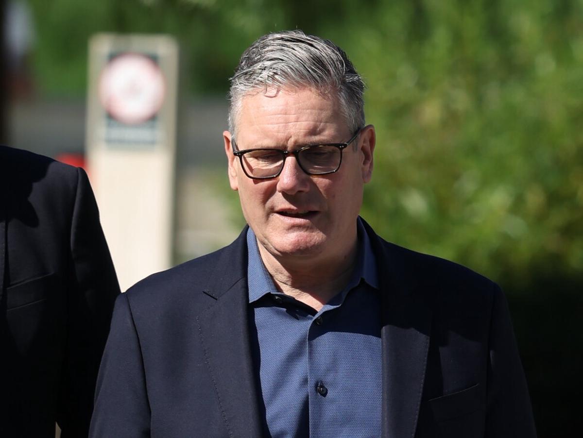 Keir Starmer dimite como primer ministro de Reino Unido, pero seguirá hasta tener sucesor