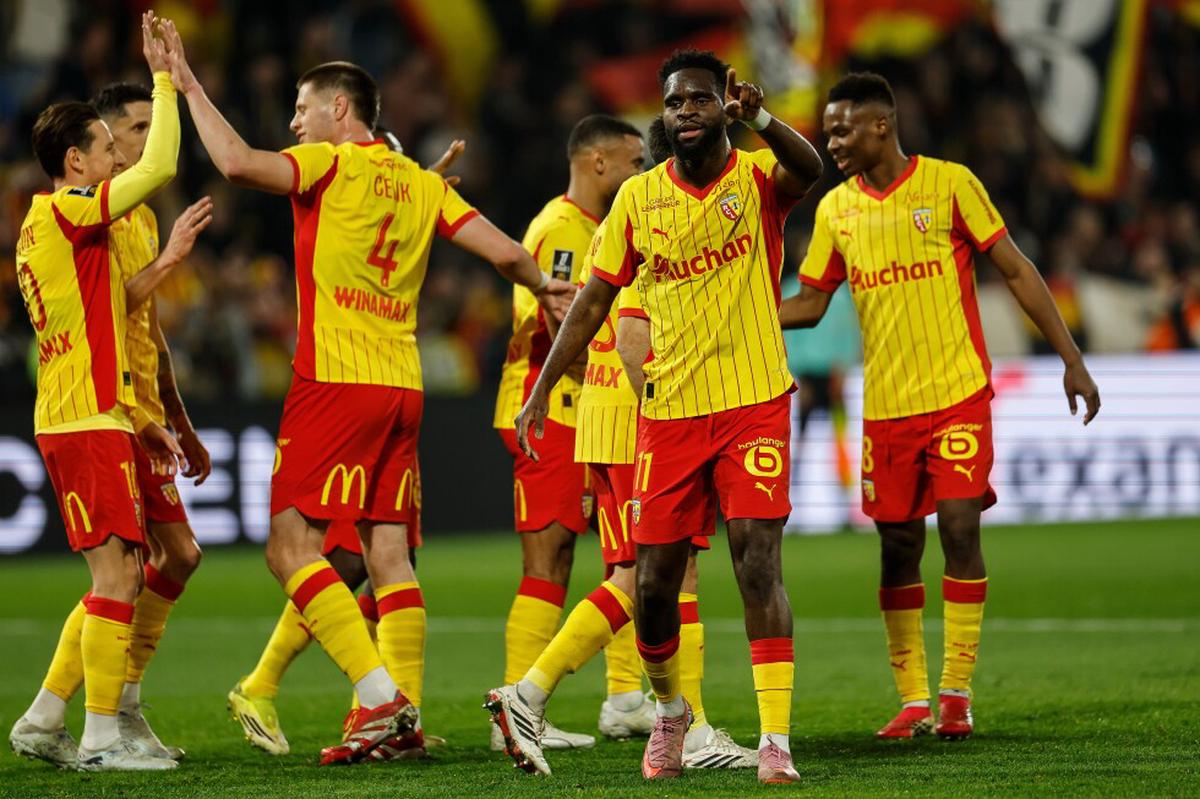 Lens aplasta 5-1 a Angers y vuelve a la cima de la Ligue 1 con un Thauvin brillante