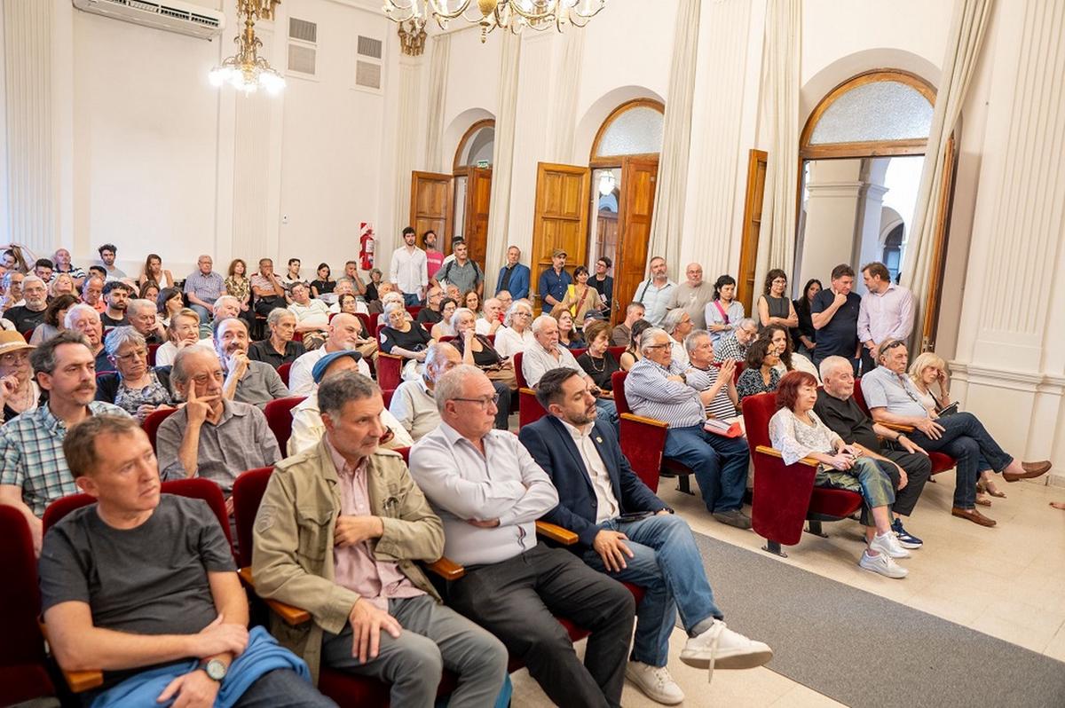 La sala Regino Maders lució llena en la presentación del libro. (Foto: Legislatura)