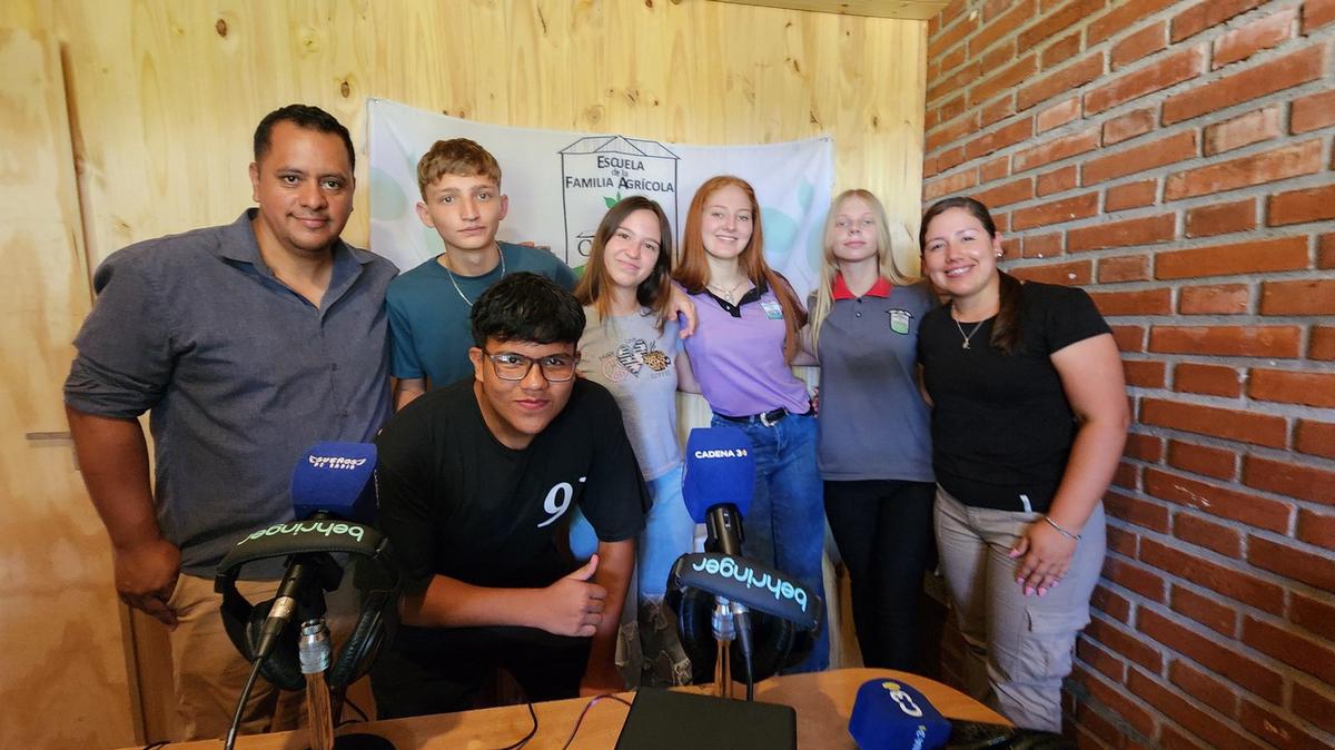 FOTO: Cadena 3 entregó la radio a la escuela Colegio Cristo Rey de Los Helechos, Misiones