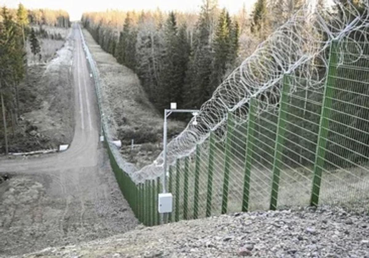 Finlandia finaliza valla de 200 kilómetros a lo largo de la frontera con Rusia.