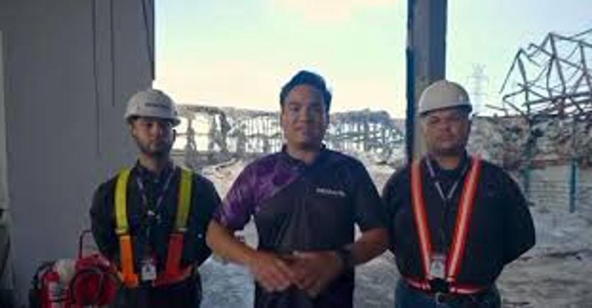 Carlos Eduardo Siu rodeado por trabajadores de Primazol.