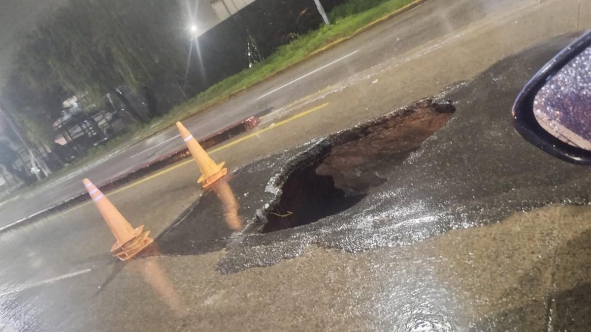 FOTO: Socavón en Av.Vélez Sarsfield