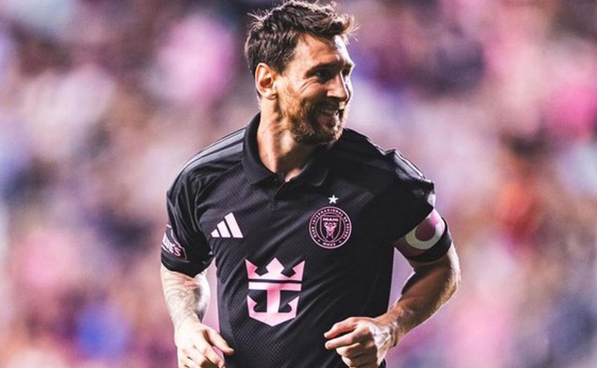 Lionel Messi festeja su gol con una leve sonrisa.