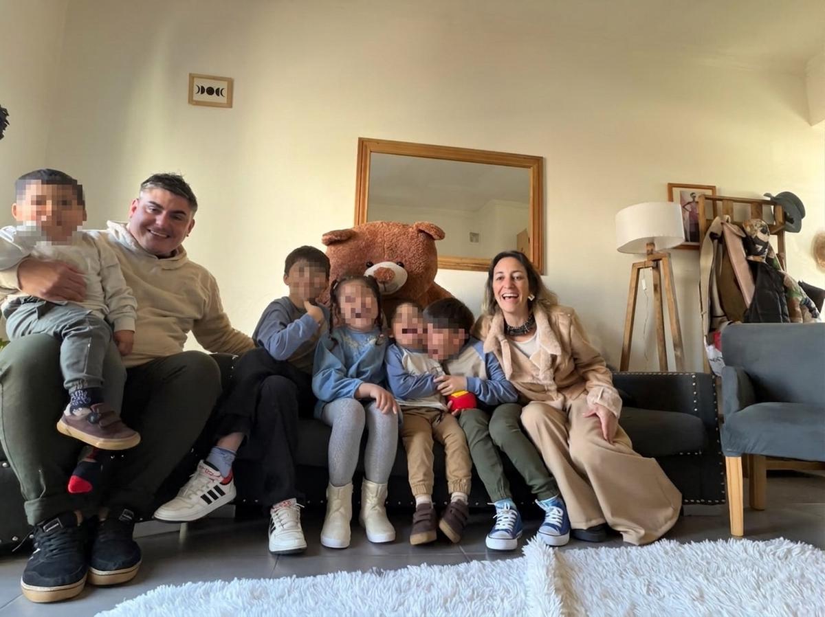 Ángel y Marina, junto a sus hijos.