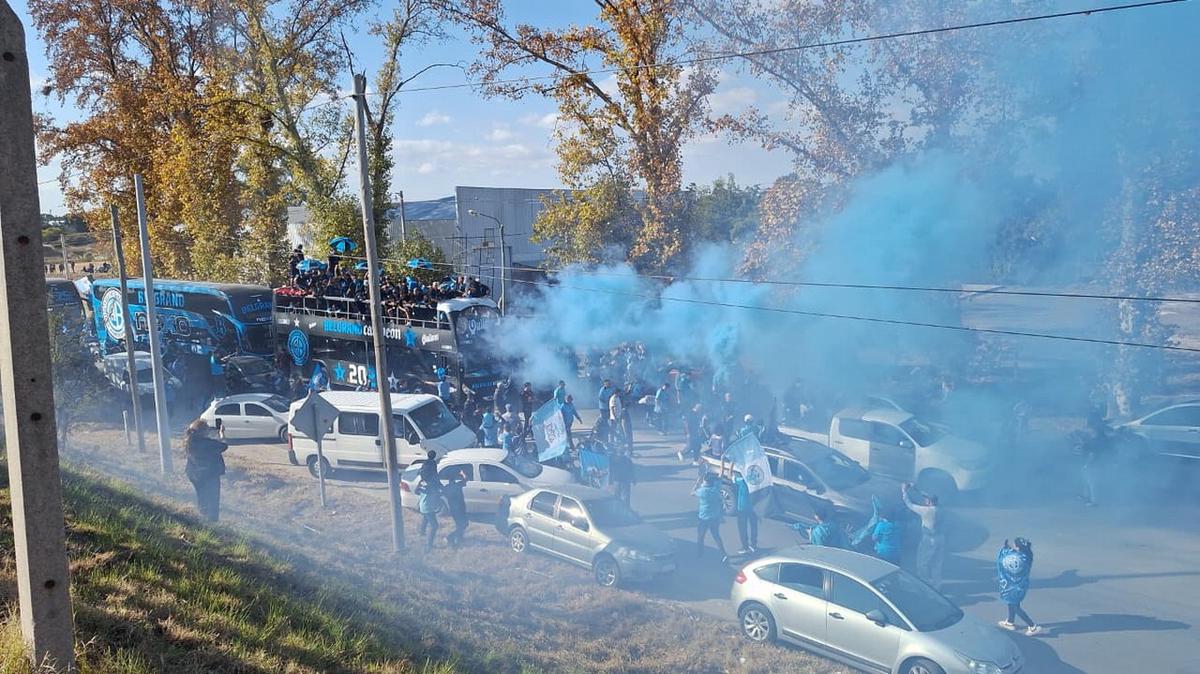 Tremenda fiesta en la caravana del Belgrano campeón.