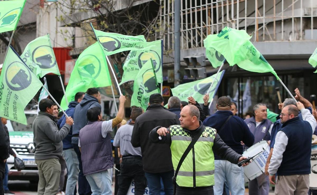 FOTO: Marchan en Córdoba contra el veto a la Ley de Movilidad Jubilatoria (Daniel Cáceres).